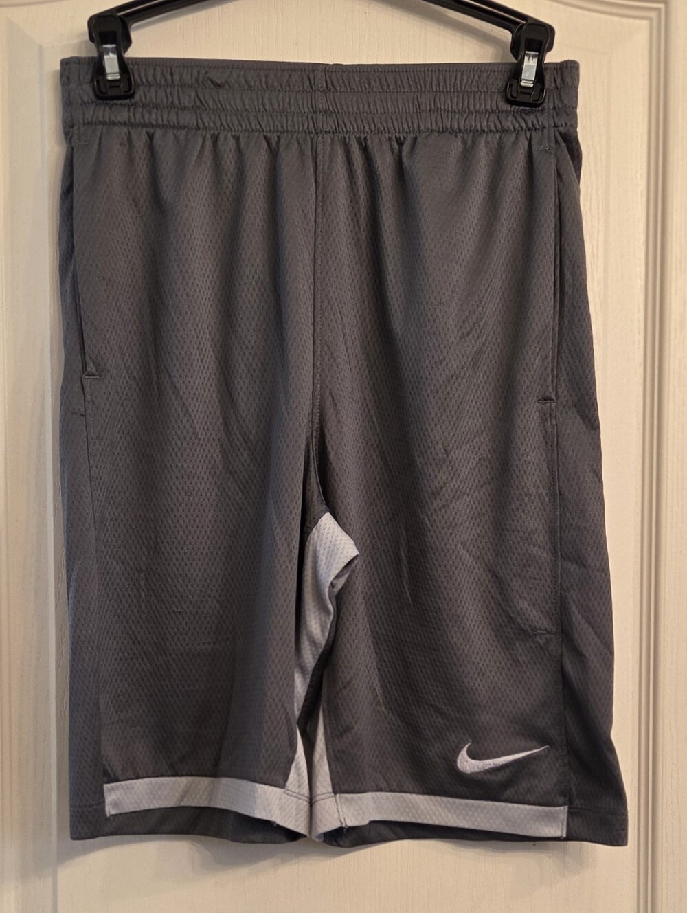 Nike Men's DarkGray AthleticShorts LtGray KIDS SZ XL Used See Picture Pulls